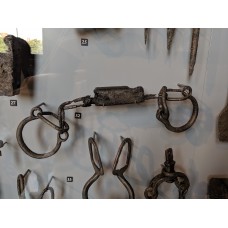 Legcuffs, Early medieval iron legcuffs (Doppelfessel)